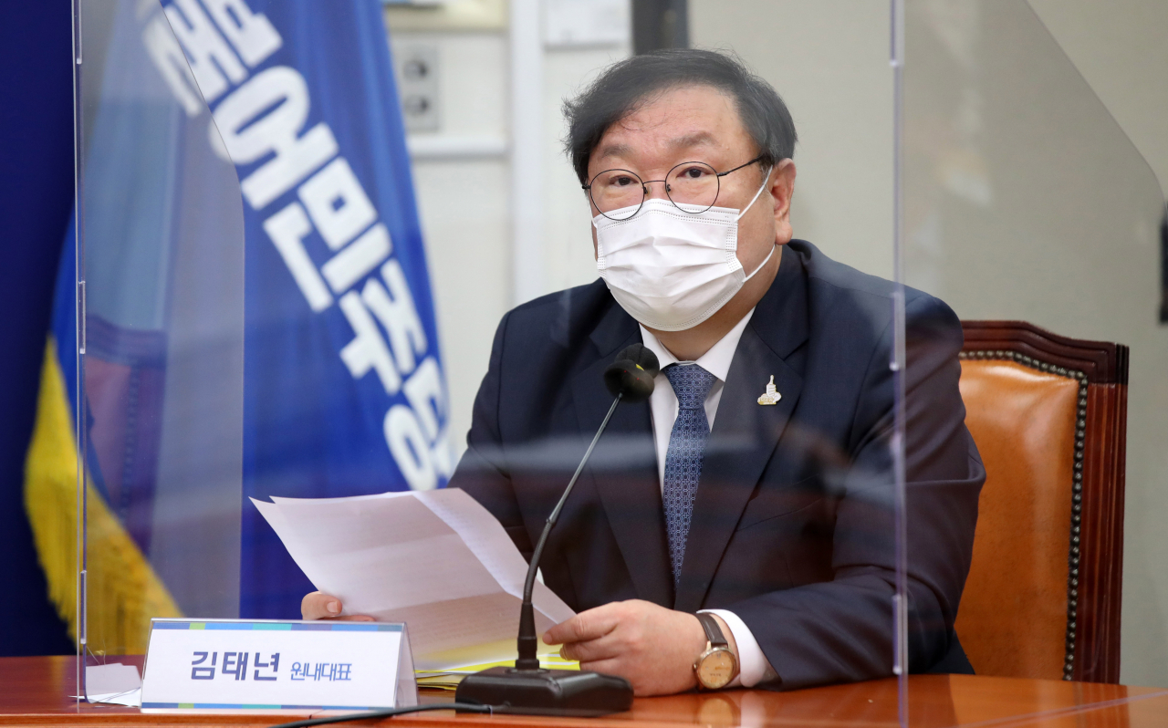 김탸년 더불어민주당 원내대표가 24일 서울 여의도 국회에서 열린 고위당정청 협의회에서 발언하고 있다. [연합]