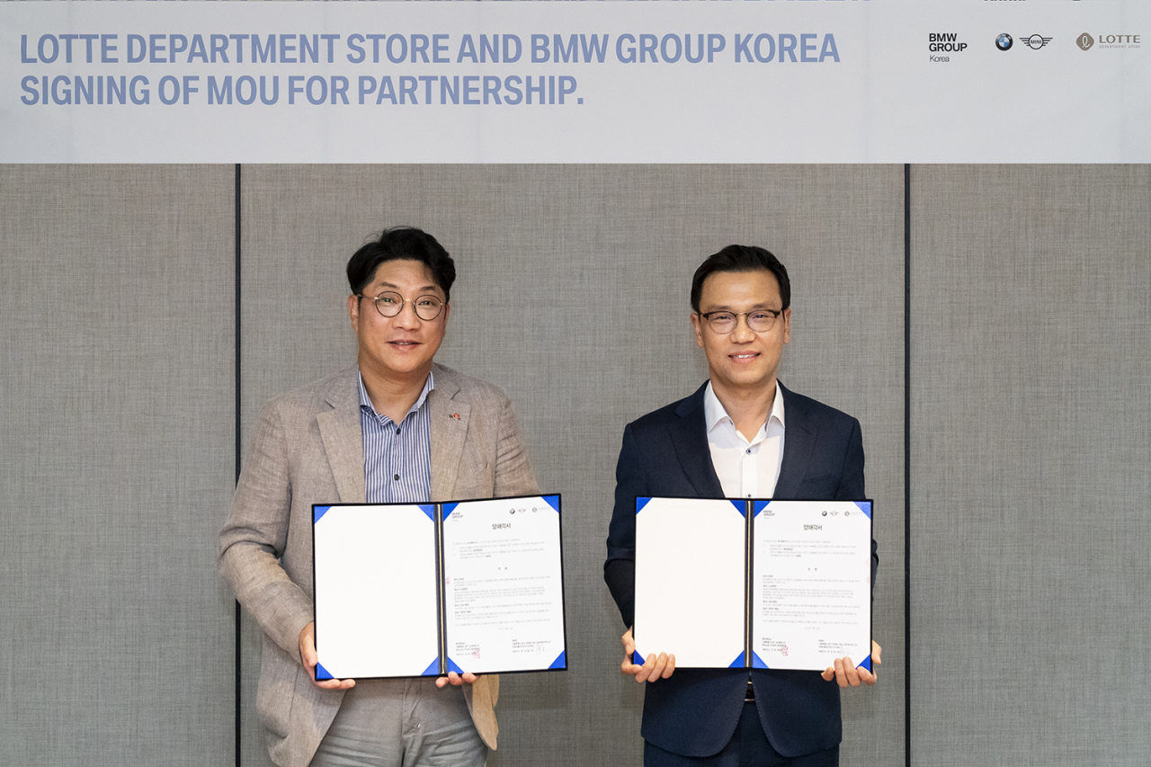 BMW 그룹 코리아가 롯데백화점과 고객 서비스 강화 및 접점 확대를 위한 전략적 업무 협약(MOU)을 체결했다. 오른쪽부터 BMW 그룹 코리아 AS 총괄 정상천 상무, 롯데백화점 고객경험부문장 현종혁 상무. [BMW 그룹 코리아 제공]