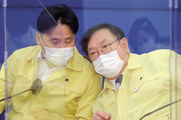 ‘재계 의견에도 귀를 좀&hellip;’ 김태년 더불어민주당 원내대표와 김영진 원내총괄수석부대표가 24일 국회에서 열린 정책조정회의에서 이야기하고 있다. [연합]