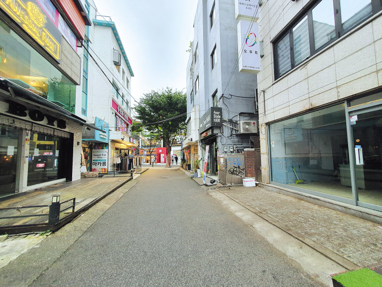 코로나19로 한국을 찾는 외국인 관광객의 99%가 줄어들자, 직격탄을 맞은 홍대 골목 상권의 모습. 큰 길가보다는 작은 골목길 쪽 공실이 많았다. 이민경 기자