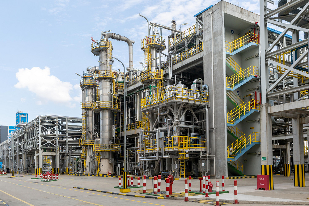 바스프와 중국 국영 석유업체 시노펙(SINOPEC)이 합작투자한 BASF-YPC의 중국 난징 공장. [바스프 제공]