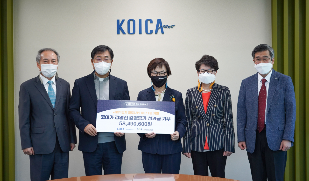 24일 오전 경기도 성남시 소재 코이카 본부에서 개최된 ‘코이카 임원진 기부금 전달식’에서 (왼쪽부터) 송웅엽 코이카 글로벌파트너십본부 이사, 송경용 (재)한국사회가치연대기금 이사장, 이미경 코이카 이사장, 백숙희 코이카 아프리카중동·중남미본부 이사, 박재신 코이카 사업전략·아시아본부 이사가 기념촬영을 하고 있다. [코이카 제공]
