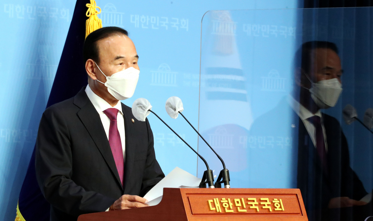박덕흠 의원이 지난해 9월 23일 오후 국회 소통관에서 국민의힘 탈당을 선언하고 있다. [연합]