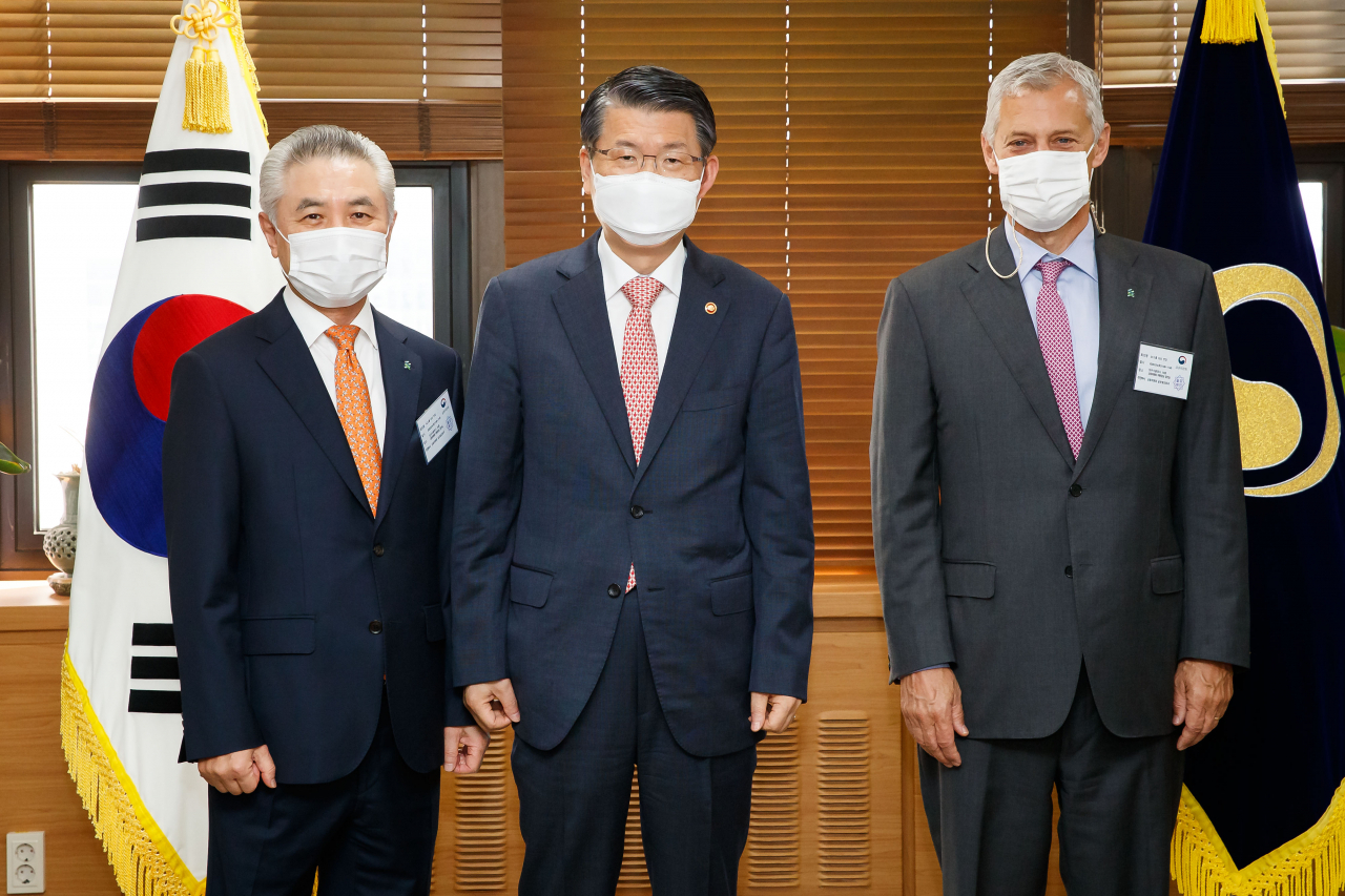 [사진=은성수 금융위원장(가운데)과 빌 윈터스 스탠다드차타드그룹(SC그룹) 최고경영자(CEO,오른쪽), 박종복 SC제일은행장이 기념사진을 찍고 있다.]