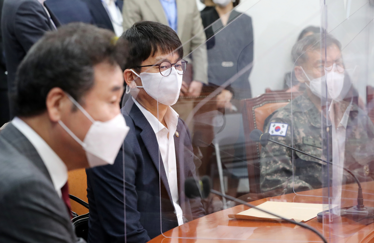 박재민 국방부 차관이 24일 더불어민주당 국회 당대표실을 방문, 이낙연 대표 등에게 북한 해역에서 발생한 어업지도관리단 소속 어업지도 공무원 피격 사건에 대해 보고하고 있다. [연합]