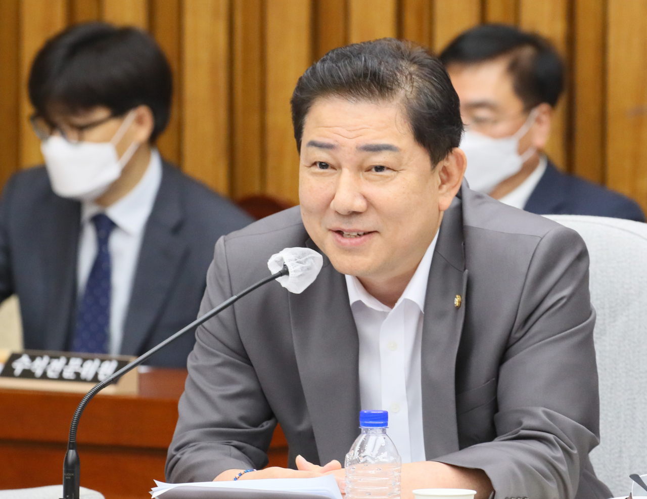 김병기 더불어민주당 간사가 27일 국회 정보위원회에서 열린 박지원 국가정보원장 후보자 인사청문회에서 질의하고 있다. [연합]