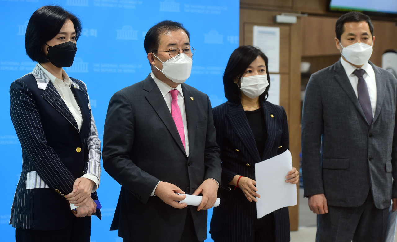 국민의힘 과방위 박성중 간사와 허은아, 항보승희, 박대출 의원이 23일 국회 소통관에서 네이버 이해진·다음카카오 김범수 의장 국정감사 증인 채택 촉구 및 더불어민주당 포털 방탄 국감 규탄 기자회견을 하고 있다. [연합]