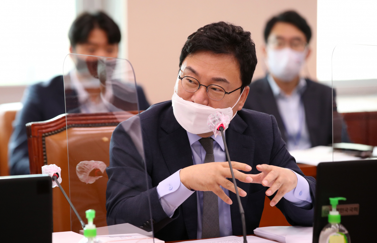 이상직 더불어민주당 의원이 24일 국회 문화체육관광위원회 전체회의에서 질의하고 있다. [연합]