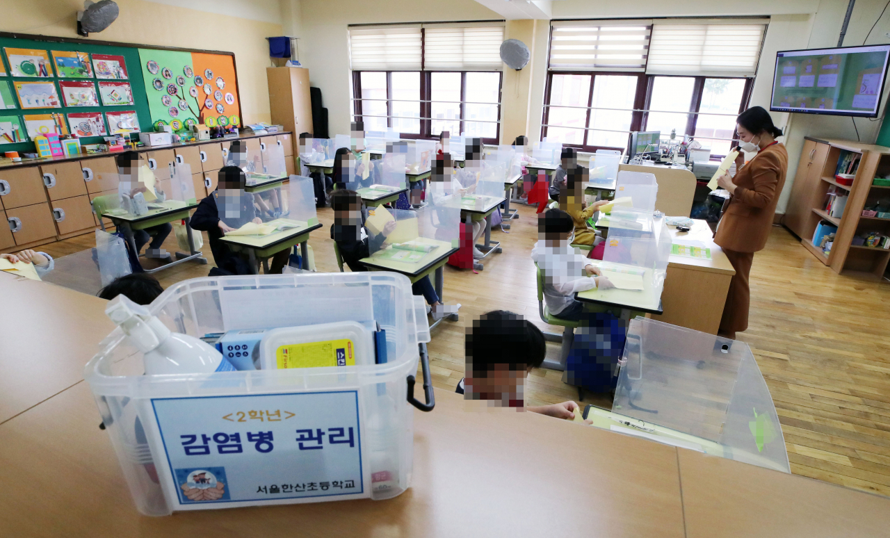 수도권 지역 유치원과 초·중·고교의 등교수업이 재개된 지난 21일 서울 강동구 한산초등학교 학생들이 1교시 수업을 하고 있다. [연합]