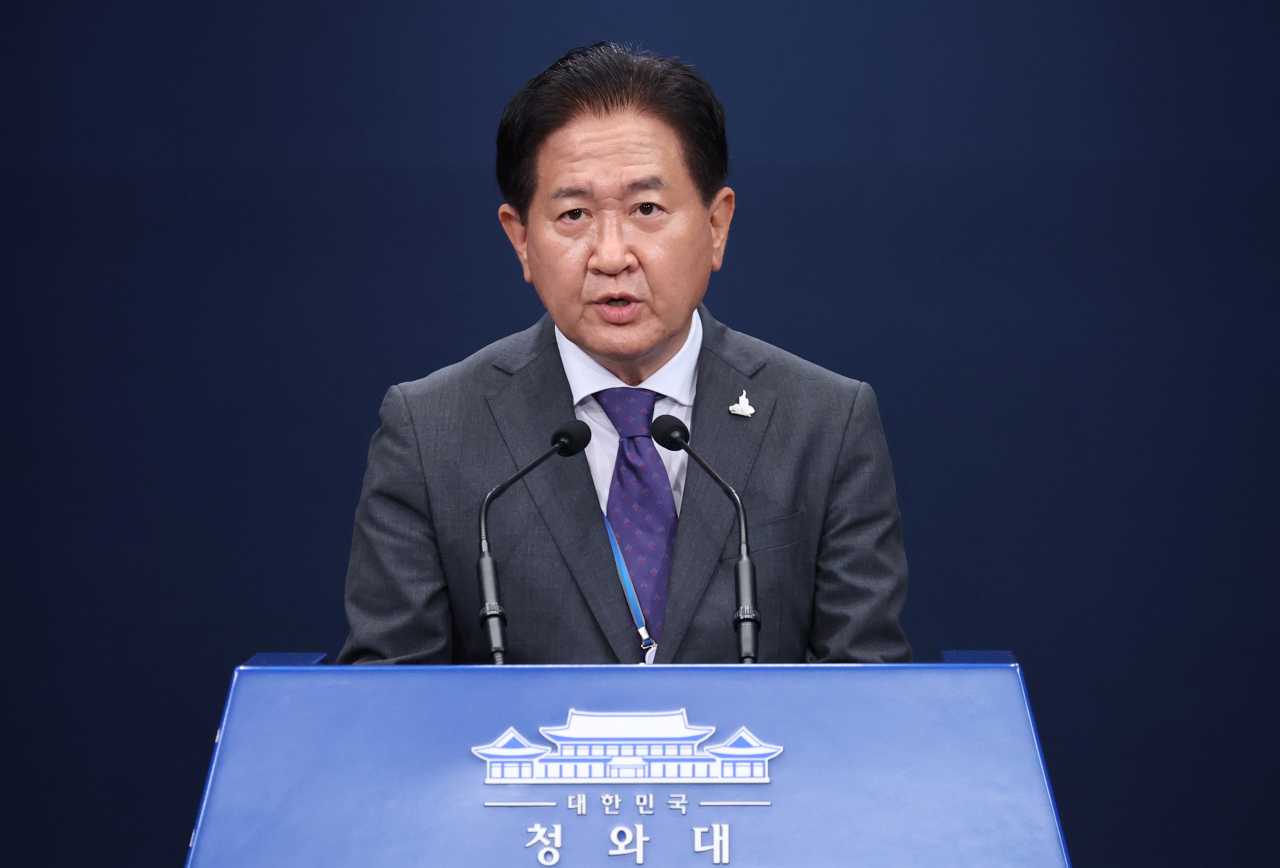 국가안전보장회의(NSC) 사무처장인 서주석 청와대 국가안보실 1차장이 24일 오후 청와대 춘추관 대브리핑룸에서 연평도 실종 공무원 피격 사망 관련 브리핑을 하고 있다. [연합]