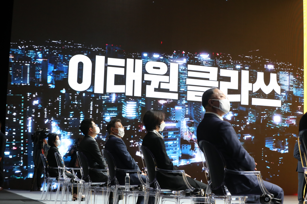 문재인 대통령이 24일 오후 경기 김포시 민간 온라인 공연장인 캠프원에서 열린 디지털뉴딜문화콘텐츠산업 전략보고회에 참석, 박양우 문화체육관광부 장관으로부터 다음카카오의 콘텐츠 제작 사례 관련 보고를 듣고 있다. [연합]