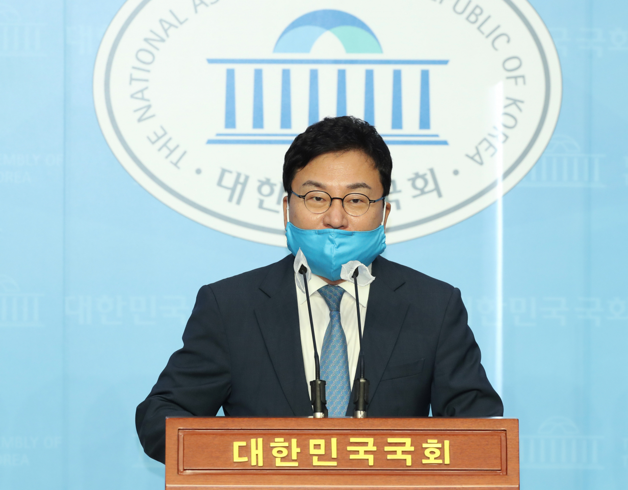 이스타항공 창업주로서 대량해고 책임론에 휩싸인 이상직 더불어민주당 의원이 24일 오후 서울 여의도 국회 소통관에서 탈당 기자회견을 하고 있다. [연합]