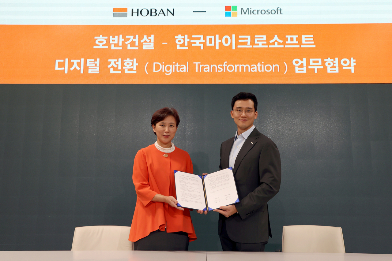 호반건설과 한국마이크로소프트 디지털 전환 업무협약 기념사진. 사진 왼쪽은 한국마이크로소프트 이지은 대표이사, 오른쪽은 호반건설 김대헌 기획담당 임원. [호반건설 제공]