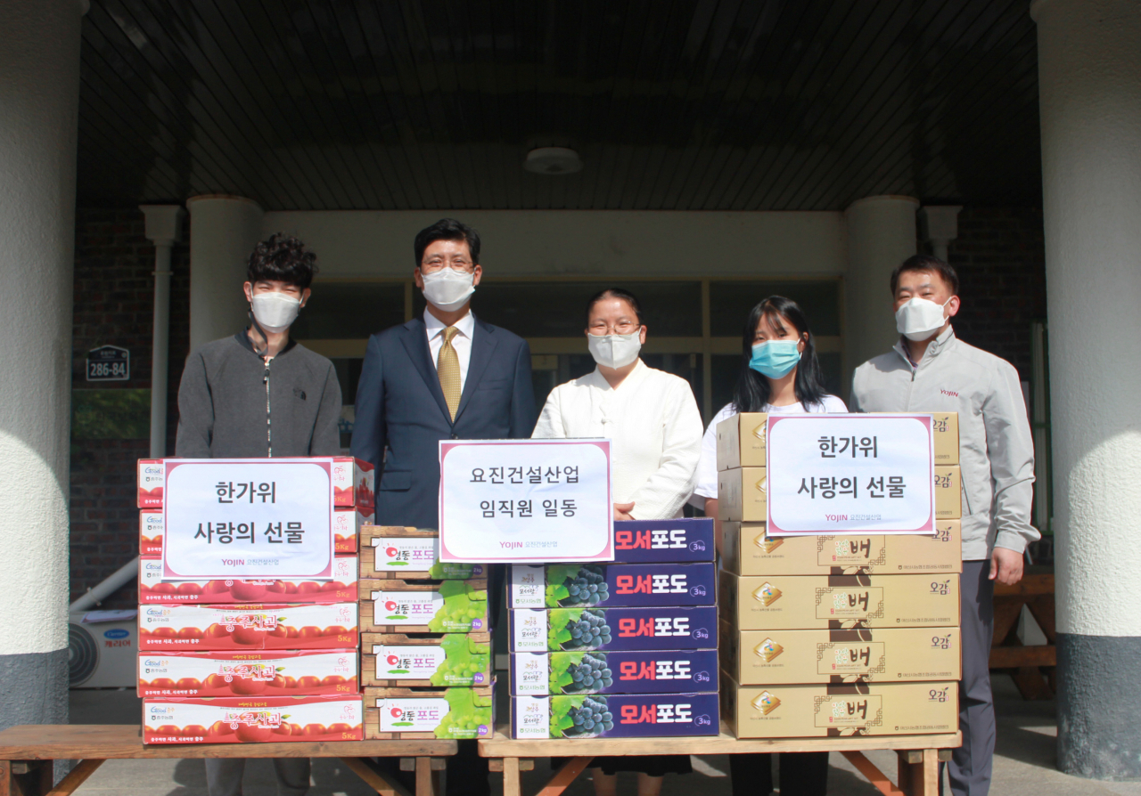 요진건설산업 이병호 상무(좌측에서 두번째)와 한국보육원 이진선 원장(좌측에서 세번째)이 기념사진을 촬영하고 있다. [요진건설산업 제공]