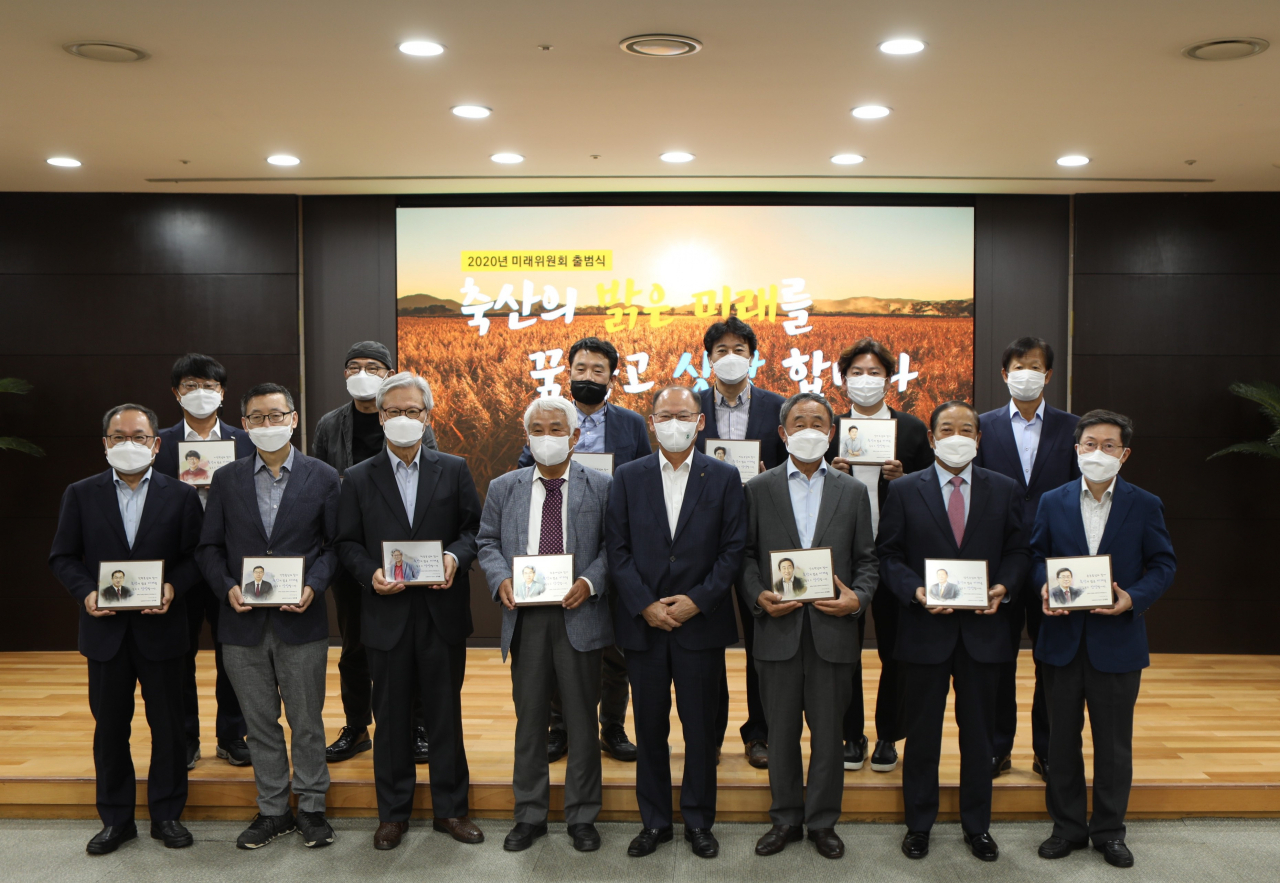 김태환 농협 축산경제 대표이사(오른쪽에서 4번째)가 농협축산경제 미래위원회 위원들이 위촉패를 수여한 뒤 기념촬영을 하고 있다. [농협 제공]