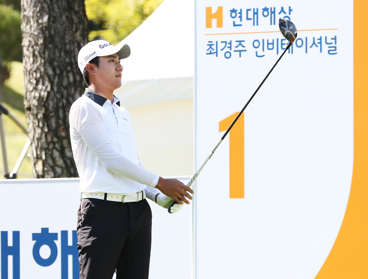 24일 오전 경기도 여주시 페럼클럽에서 열린 현대해상 최경주 인비테이셔널 1라운드 1번 홀에서 김한별이 티샷 후 공을 바라보고 있다. 연합뉴스