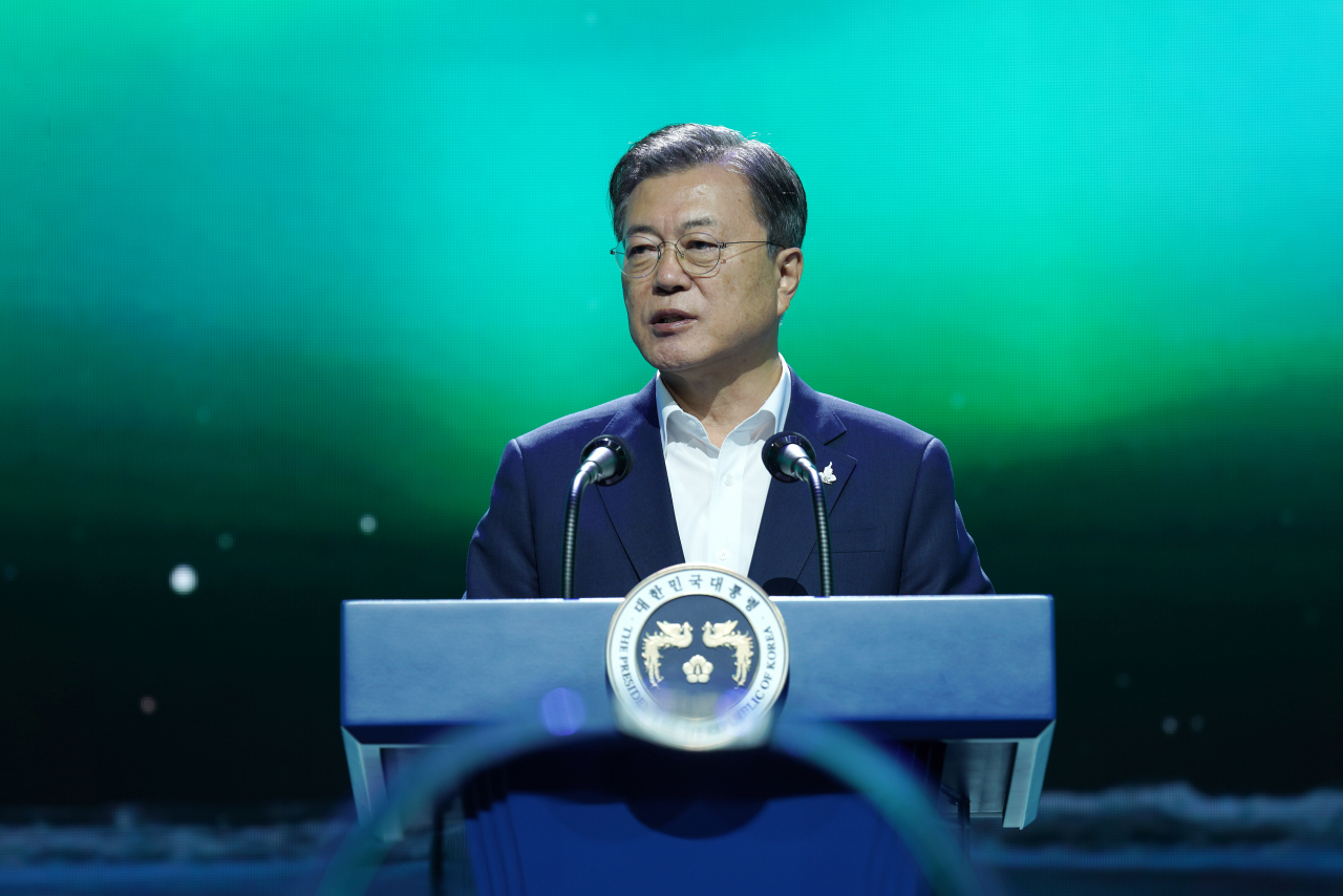 문재인 대통령이 24일 오후 경기 김포시 민간 온라인 공연장인 캠프원에서 열린 디지털뉴딜문화콘텐츠산업 전략보고회에 참석, 연설하고 있다. [연합]