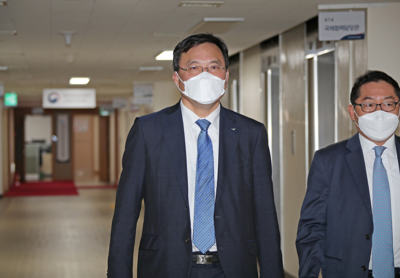 구본환 인천국제공항 사장(왼쪽)이 24일 오후 정부서울청사에서 열린 공공기관 운영위원회에 출석하고 있다. [연합뉴스]