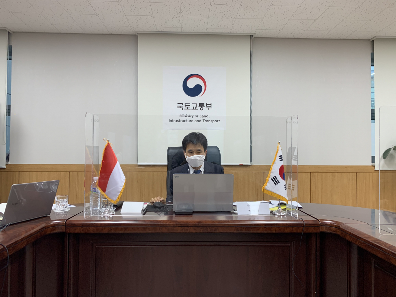 국토교통부·행정중심복합도시건설청은 지난 24일 인도네시아 공공사업주택부와 국장급 화상회의를 통해 행정수도 이전 경험을 공유하고 구체적인 협력방안을 논의했다. 사진은 회의에 참석한 권혁진 국토교통부 건설정책국장 [국토교통부]