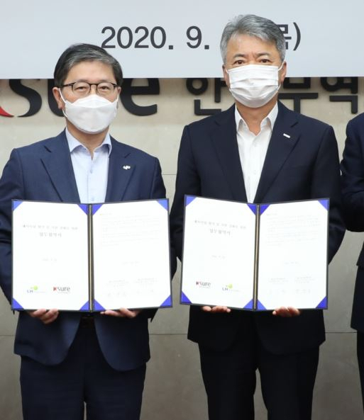 ‘해외사업 발굴 및 국내기업 지원 업무협약’에 참석한 변창흠 LH 사장(왼쪽)과 이인호 한국무역보험공사 사장이 기념촬영을 하고 있다.