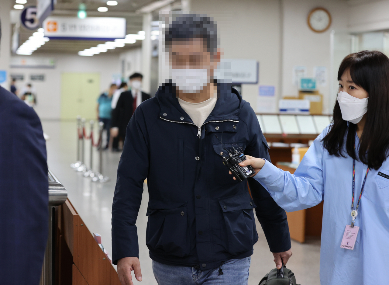 조국 전 법무부 장관의 동생 조권 씨가 18일 오후 서울 서초구 서울중앙지법에서 열린 선고공판에 출석하기 위해 법정으로 향하고 있다. [연합]