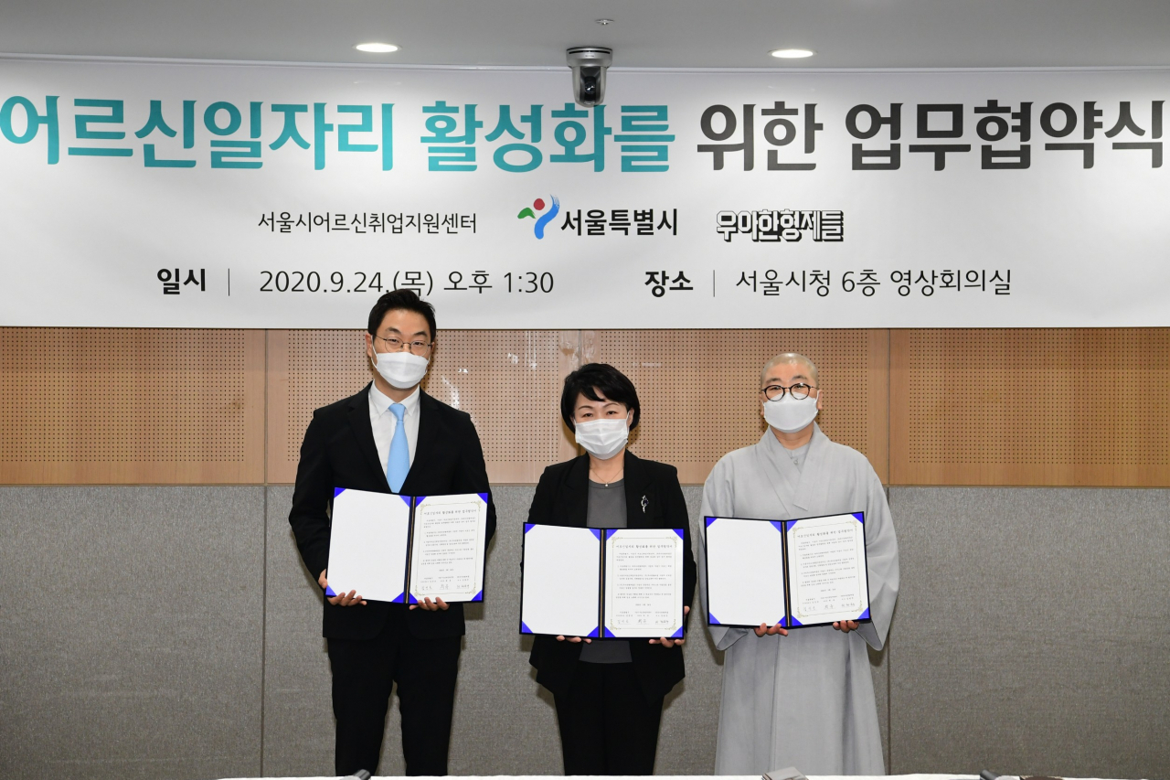 권용규 우아한형제들 제휴협력실장(왼쪽부터)과 김복순 서울시 김선순 복지정책실장, 회유 서울시어르신취업지원센터 센터장이 24일 서울 중구 서울시청에서 ‘지역형 어르신 일자리 활성화를 위한 업무협약’을 체결하고 기념촬영을 하고 있다. (사진=우아한형제들)