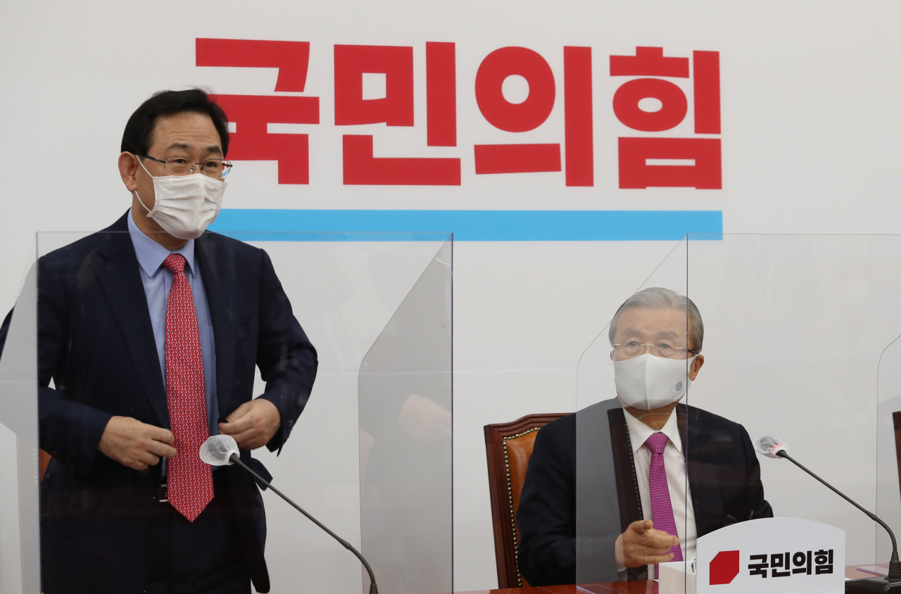 주호영 국민의힘 원내대표(왼쪽)가 25일 오전 서울 여의도 국회에서 열린 당 소속 시·도지사 조찬 간담회에 참석하고 있다. [연합]
