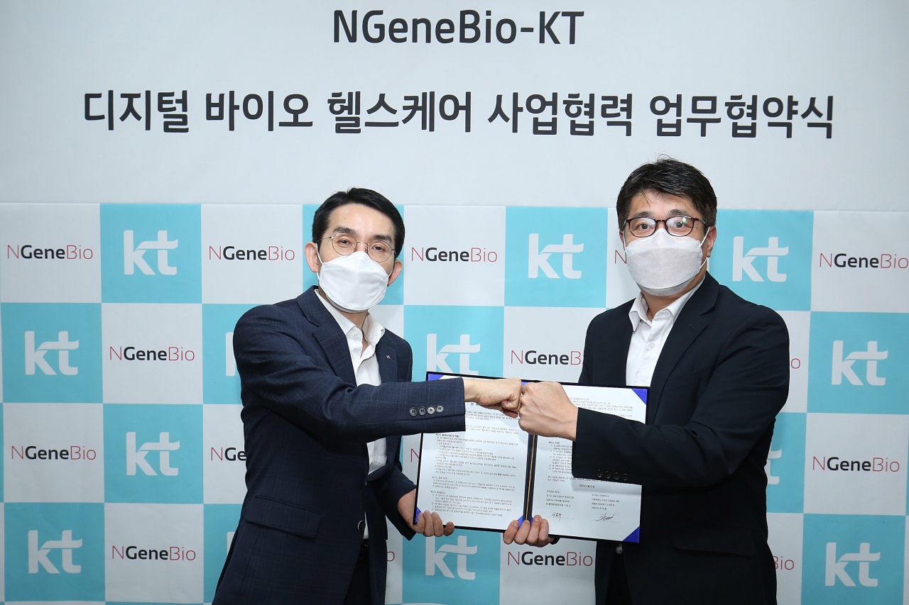 이용규(왼쪽) KT AI/DX 융합사업부문 상무, 최대출 엔젠바이오 대표가 업무협약식 후 기념사진을 찍고 있다. [KT 제공]