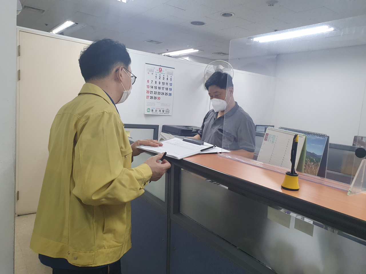 특별점검반이 테헤란로 일대 방문판매 관련 업체어서 집합제한명령 등을 지켰는 지 문건을 살펴보고 있다. [강남구 제공]