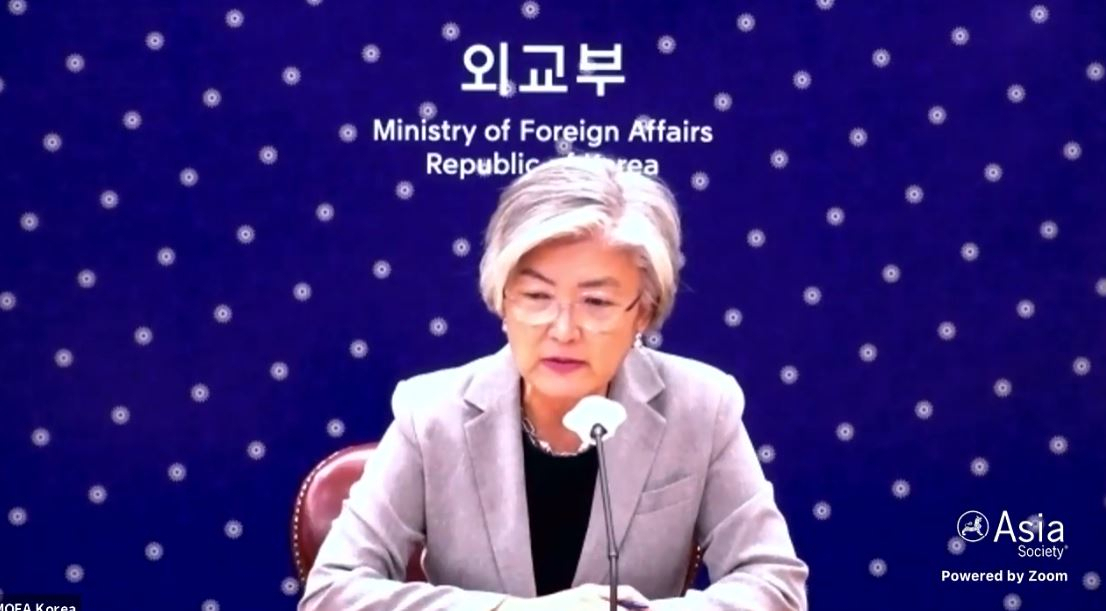 강경화 외교부 장관이 25일 오전 아시아소사이어티가 주최하는 화상회의에 참석해 발언하고 있다.