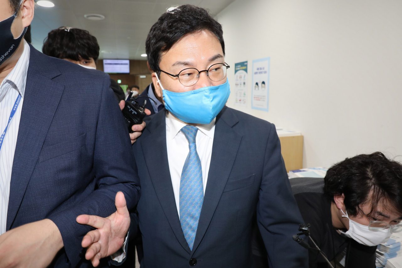 이스타항공 창업주인 이상직 더불어민주당 의원이 24일 오후 국회 소통관에서 탈당 기자회견을 마친 뒤 이동하고 있다. [연합]