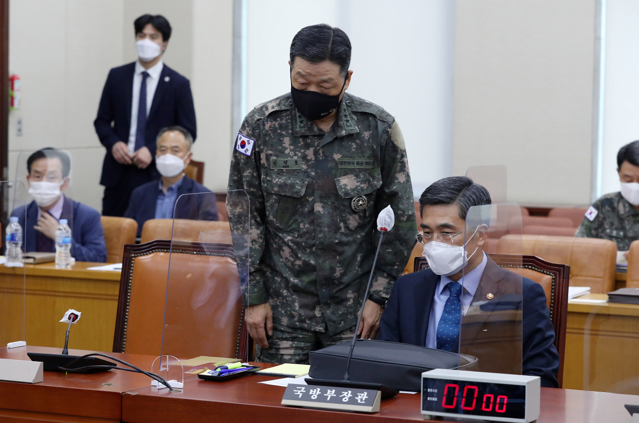 서욱 국방부 장관이 24일 오후 서울 여의도 국회에서 열린 국방위 전체회의에 참석, 회의 시작 전 안영호 합동참모본부 작전본부장과 대화를 나누고 있다.[연합]