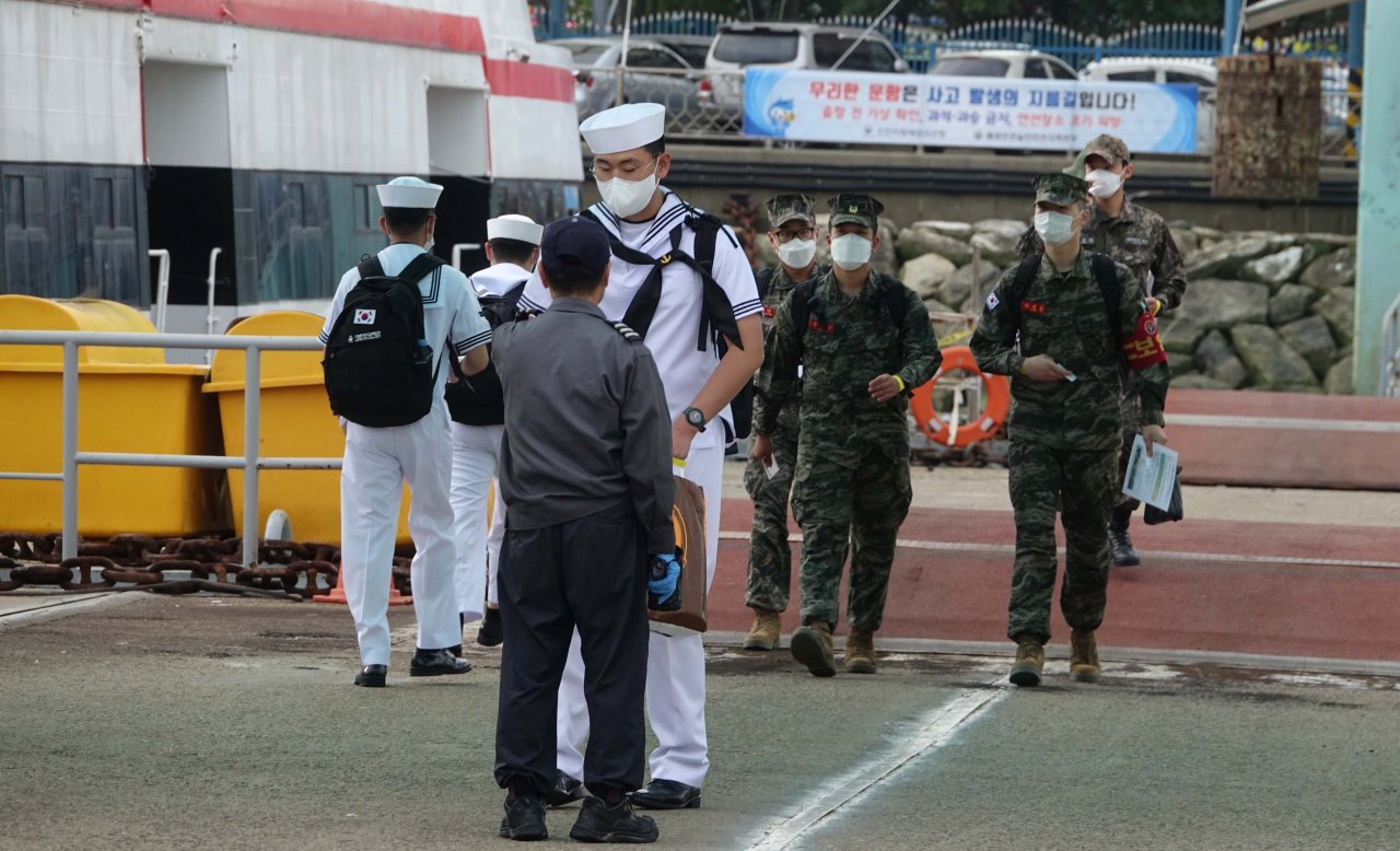 25일 오전 인천시 인천항 여객터미널에서 연평도 부대에 복귀하는 해군 병사와 해병대원들이 이동하고 있다. 군과 정보 당국은 지난 24일 서해 최북단 소연평도 실종된 공무원이 월북을 시도하다 북측 해상에서 표류했고, 이후 북측의 총격을 받고 사망한 것으로 결론 내렸다.[연합]
