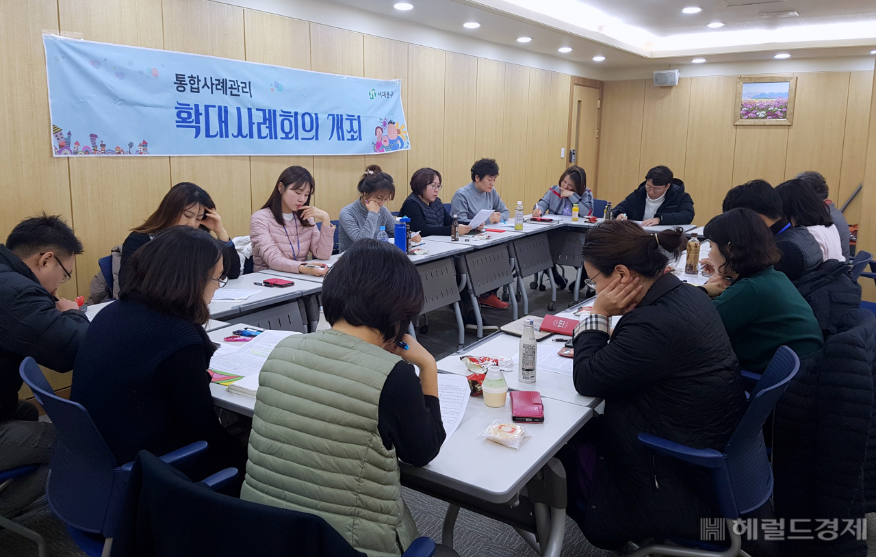 서대문구 직원들이 출생신고가 안된 미취학 남매들의 문제 해결을 위해 회의를 하고 있다. [서대문구 제공]