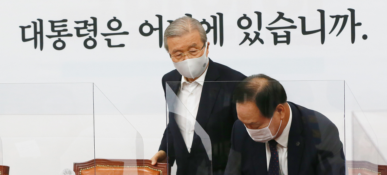 김종인 국민의힘 비상대책위원장이 25일 서울 여의도 국회에서 우리 국민이 북한군의 총격에 살해된 사건과 관련해 대국민 입장을 발표한 뒤 자리에서 일어나고 있다. [연합]