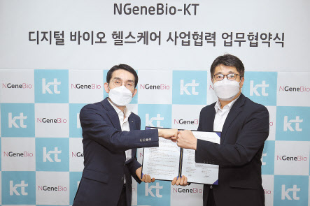 이용규(왼쪽) KT AI/DX 융합사업부문 상무와 최대출 엔젠바이오 대표가 업무협약식 후 기념사진을 찍고 있다. [KT 제공]