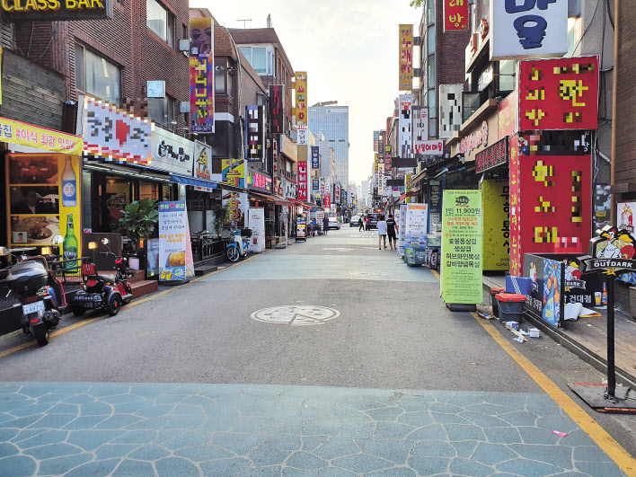임대료 인하 요구를 가능토록 한 상가건물임대차보호법 개정안에 대해 임대인들의 불만의 목소리가 커지고 있다. 사진은 건대입구역 먹자골목 모습. [헤럴드경제DB]