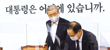 김종인 국민의힘 비대위원장이 25일 서울 여의도 국회에서 우리 국민이 북한군의 총격에 살해된 사건과 관련해 대국민 입장을 발표한 뒤 자리에서 일어나고 있다. [연합]