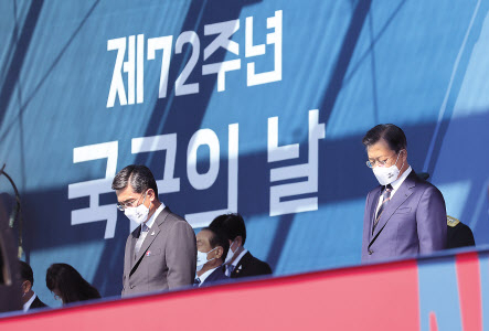 문재인 대통령이 25일 오전 경기도 이천시 육군 특수전사령부에서 열린 제72주년 국군의날 기념식에 참석해 순국선열 및 호국영령에 대한 묵념을 하고 있다. [연합]