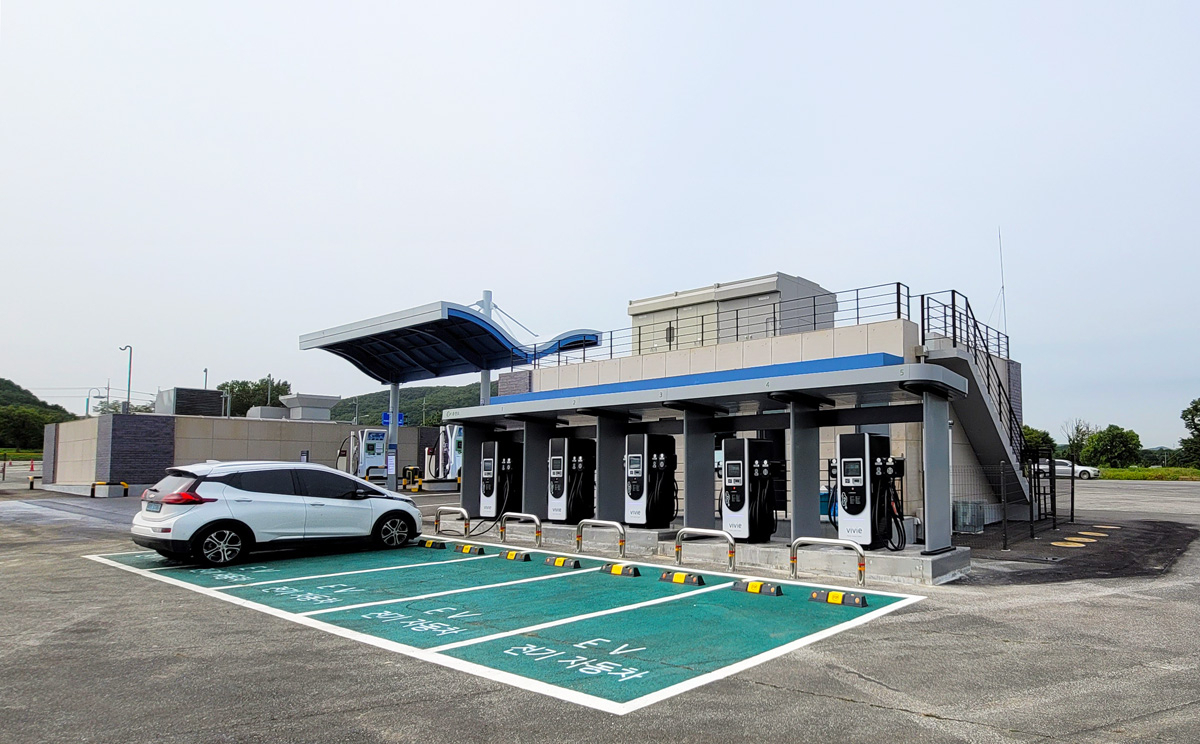 삼천리가 경기도 용인 에버랜드 주차장의 융복합 충전소에 설치한 전기차 충전기. [삼천리 제공]
