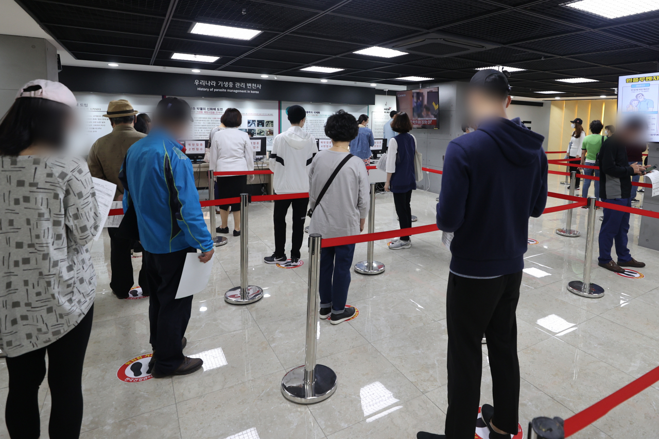 정부가 독감 백신의 유통상 문제로 무료접종 사업을 일시 중단하자 유료 예방접종을 받는 시민들이 늘어나고 있다. 지난 24일 서울 강서구 한국건강관리협회 건강증진의원 서울지부의 유료 독감 예방접종 창구에 시민들이 줄지어 서 있다. [연합]