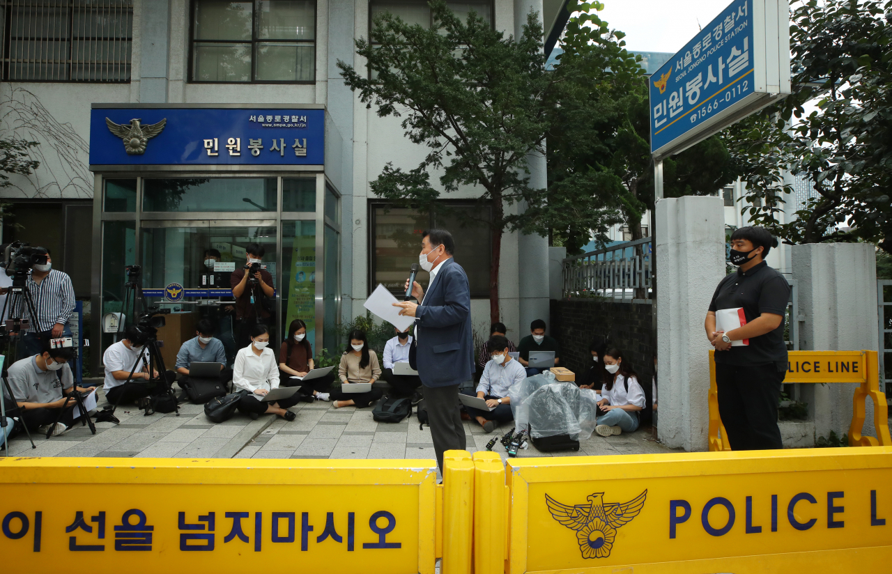 최인식 8·15집회참가자국민비상대책위원회 사무총장이 지난 16일 오후 서울 종로경찰서 앞에서 개천절 집회 신고에 앞서 기자회견을 하고 있다. [연합]