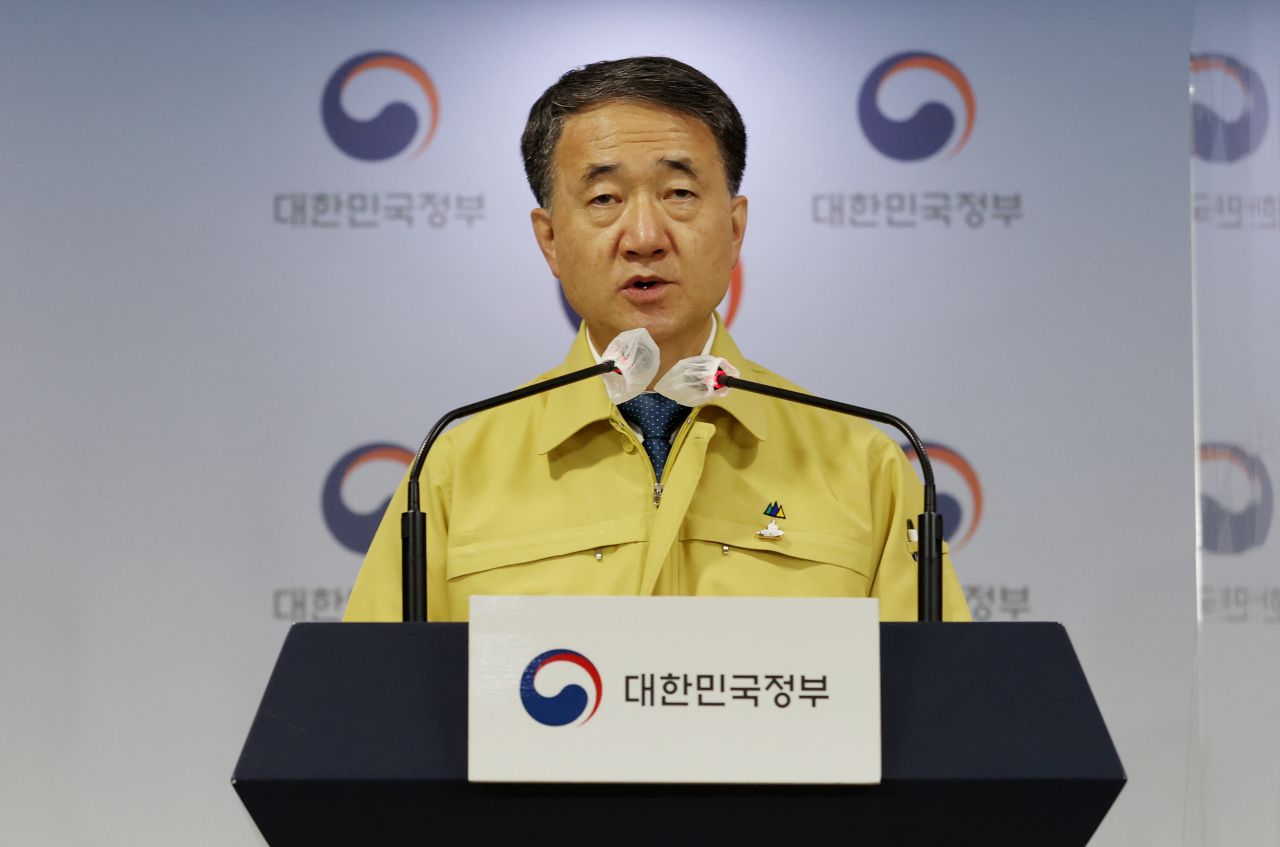 박능후 보건복지부 장관이 25일 오전 정부서울청사에서 추석 연휴 사회적 거리두기 단계를 발표하고 있다. [연합]