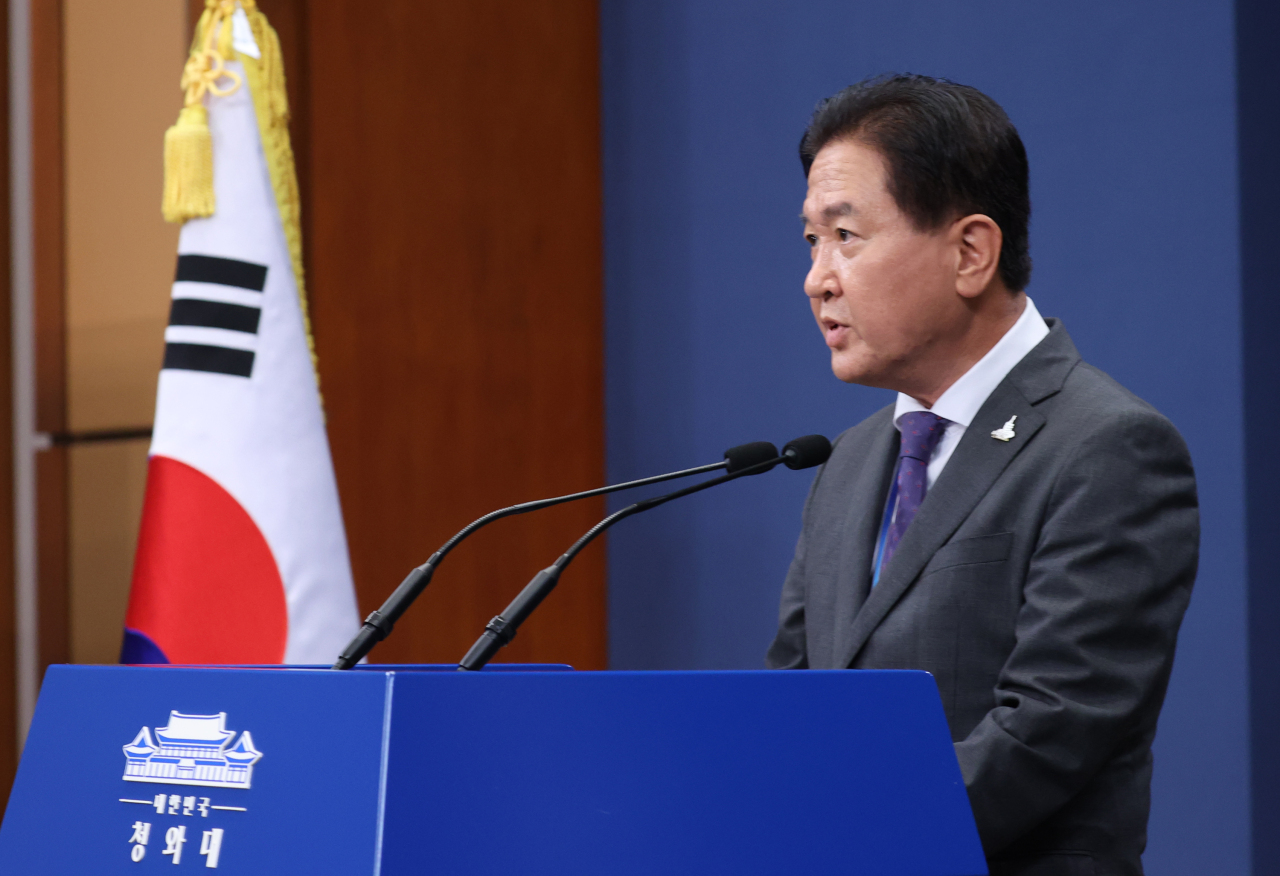 Suh Choo-suk, deputy director of the national security office, holds a briefing on Thursday. Yonhap