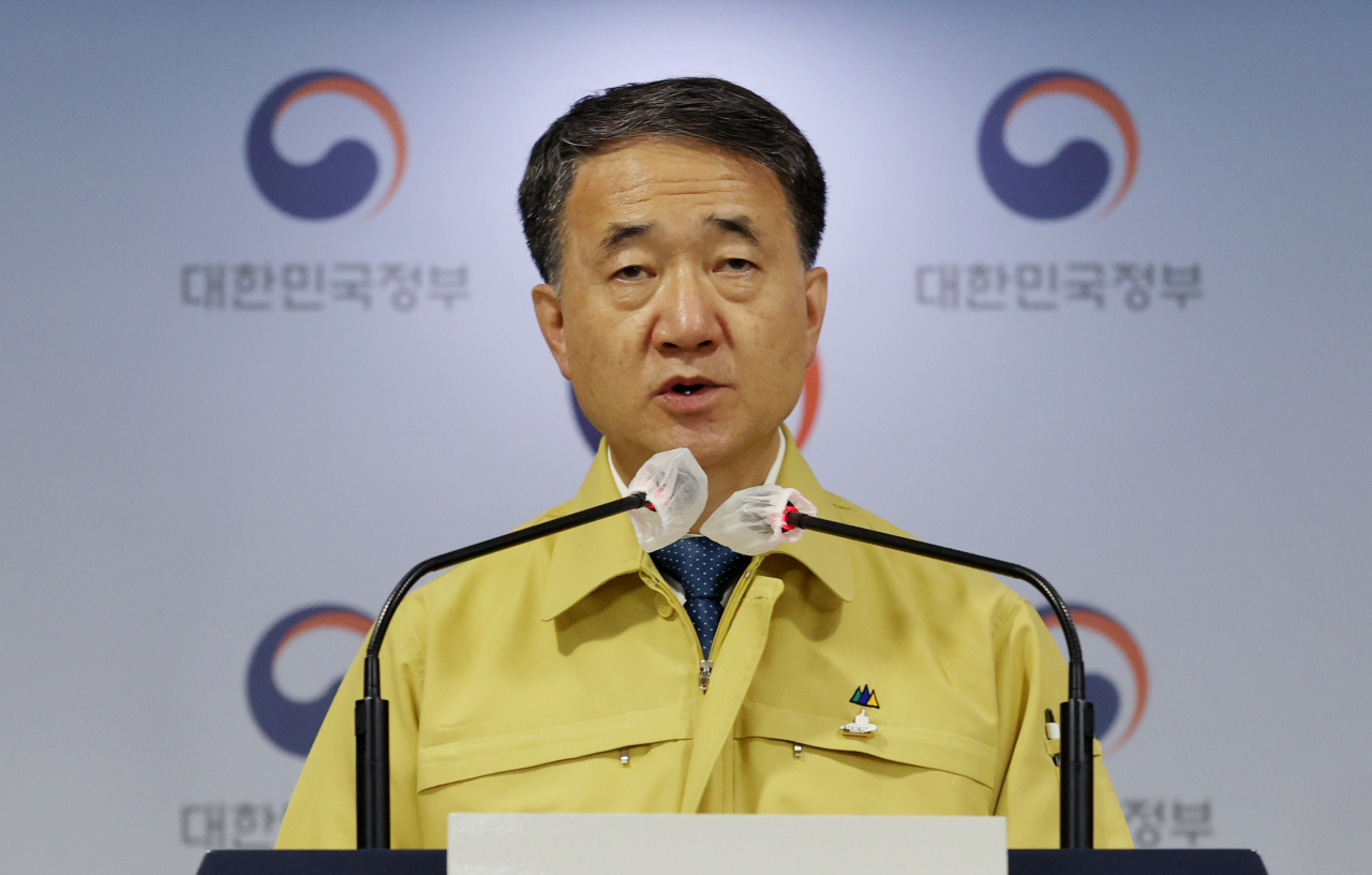 박능후 보건복지부 장관이 25일 오전 정부서울청사에서 추석 연휴 사회적 거리두기 단계를 발표하고 있다. [연합]