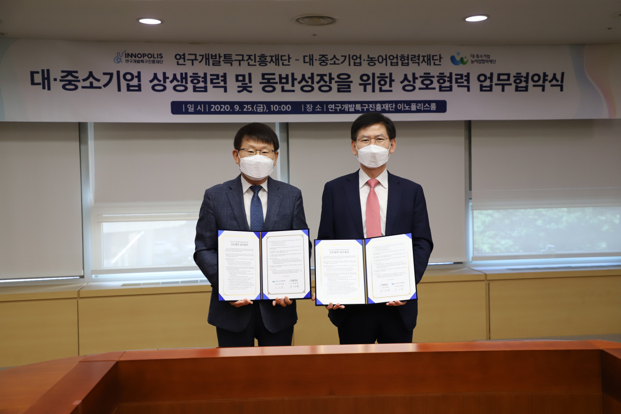 양성광(왼쪽) 연구개발특구진흥재단 이사장과 김순철 대중소기업농어업협력재단 사무총장이 협약 체결 후 기념사진을 촬영하고 있다. [연구개발특구진흥재단 제공]