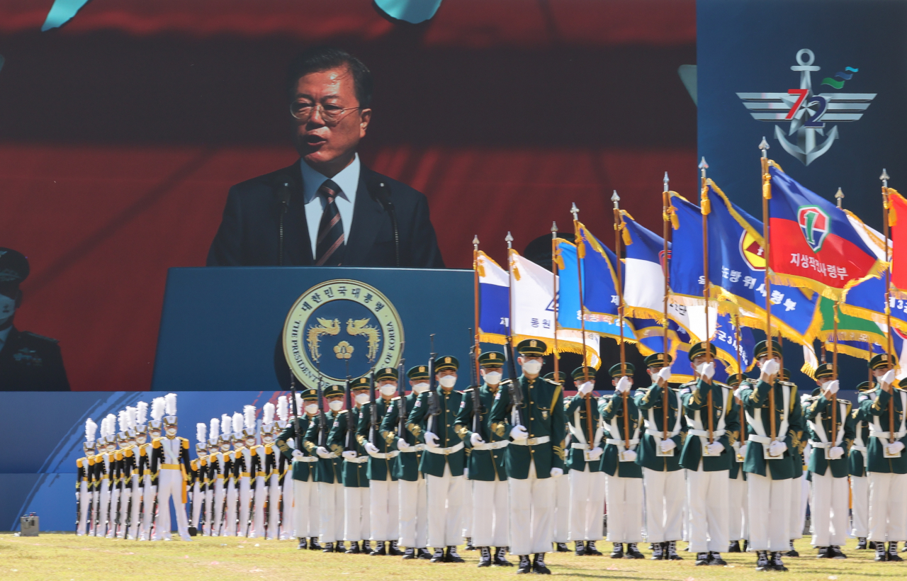문재인 대통령이 25일 오전 경기도 이천시 육군 특수전사령부에서 열린 제72주년 국군의 날 기념식에서 기념사를 하고 있다. [연합]