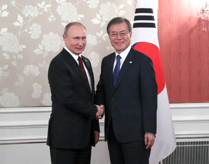 문재인 대통령이 지난해 6월 29일 일본 오사카 한 호텔에서 블라디미르 푸틴 러시아 대통령과 정상회담을 하기에 앞서 악수하고 있다. [연합]