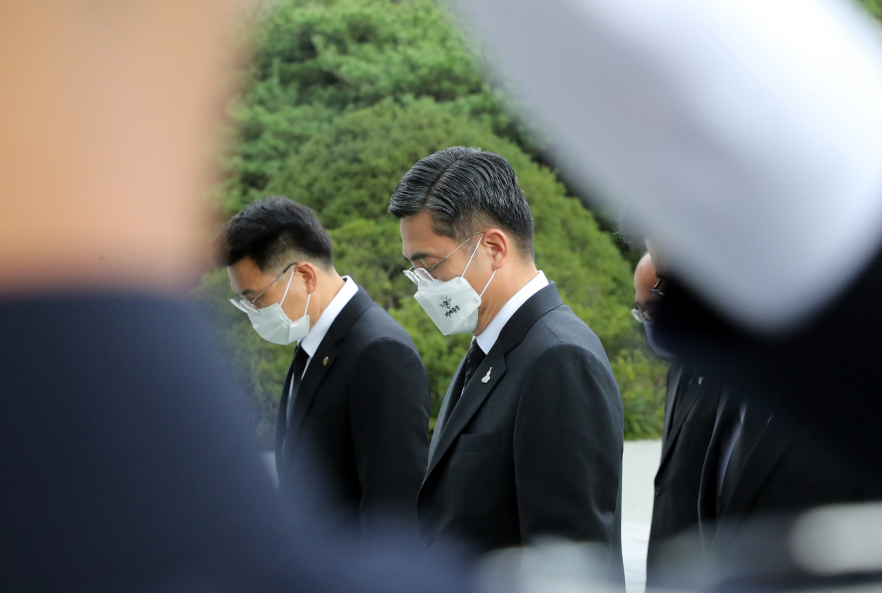 국군의 날 기념식을 앞두고 25일 오전 서울 동작구 국립현충원을 찾은 서욱 국방부 장관이 현충탑 앞에서 묵념하고 있다.[연합]