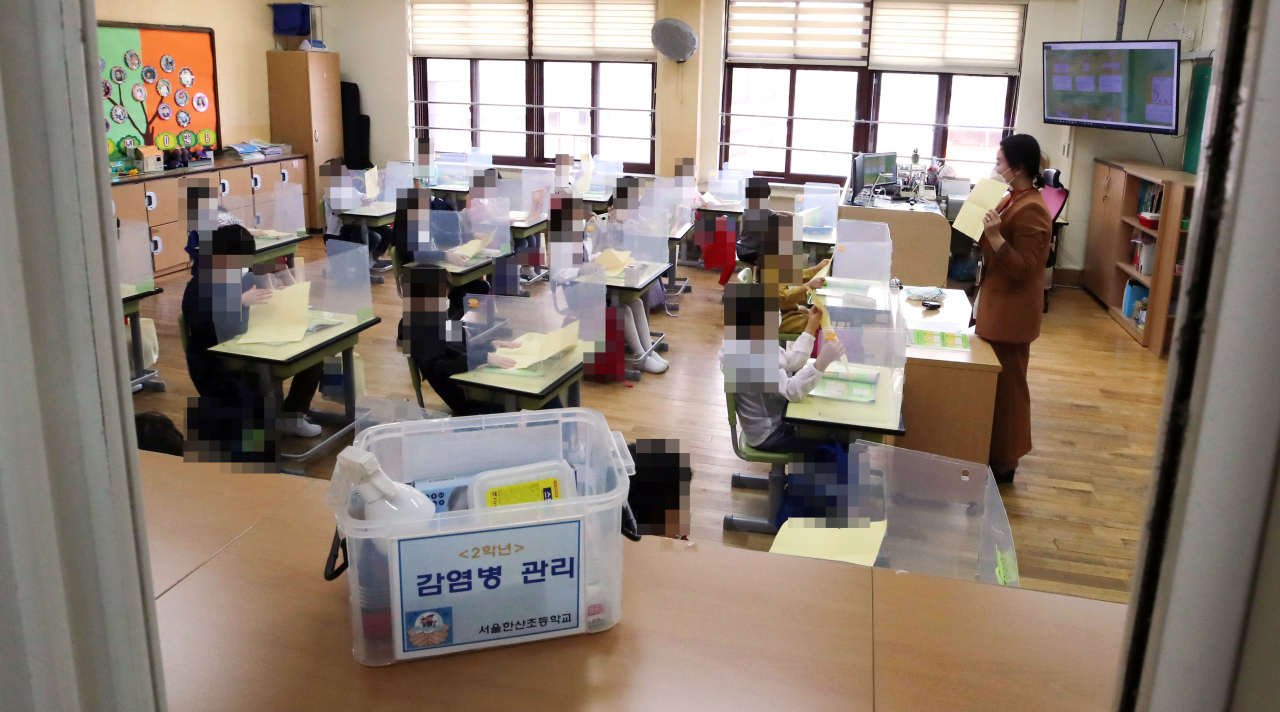 수도권 지역 유치원과 초·중·고교의 등교수업이 재개된 21일 서울 강동구 한산초등학교 학생들이 1교시 수업을 하고 있다. [연합]